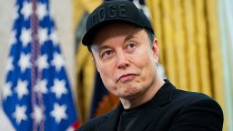 Elon Musk observa durante una conferencia de prensa con el presidente de Estados Unidos, Donald Trump, en la Oficina Oval de la Casa Blanca en Washington, el 30 de mayo de 2025.