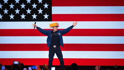 Elon Musk llega a una reunión municipal con un sombrero de cabeza de queso en Green Bay, Wisconsin, el domingo.