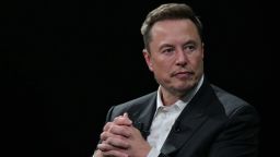 Elon Musk, CEO de SpaceX, X y Tesla, habla en un evento en París en 2023.