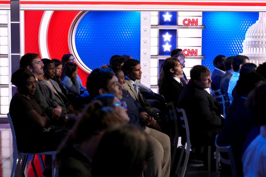 Los participantes ven un ayuntamiento de CNN con el senador Bernie Sanders y la representante Alexandria Ocasio-Cortez en Washington, DC.
