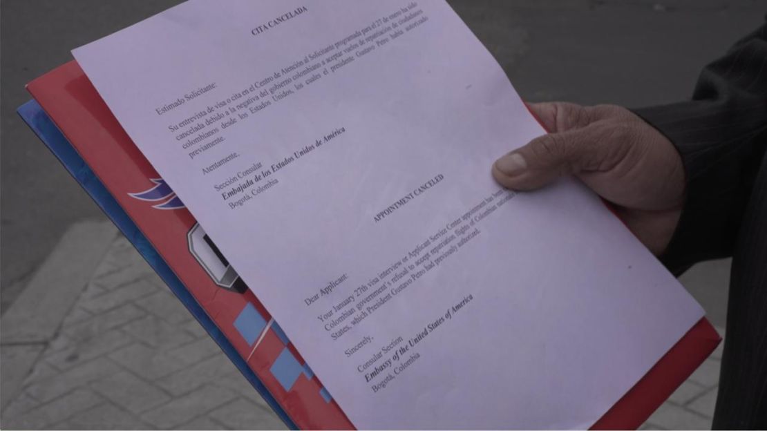 Este papel con el comunicado anunciando las cancelación de las citas del 27 de enero les fue entregado a las personas que se acercaron a la embajada de EE.UU. en Bogotá.