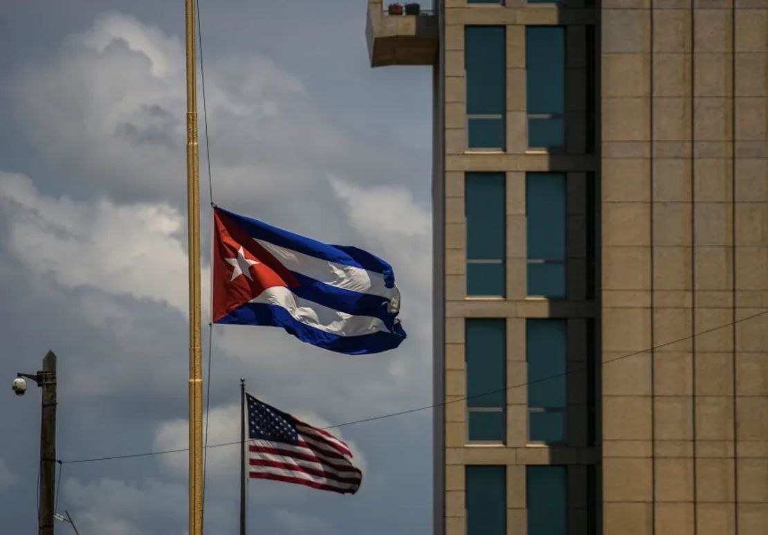 Una bandera cubana se ve junto a una bandera estadounidense afuera de la embajada de Estados Unidos en La Habana, Cuba, el 17 de mayo de 2022.