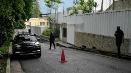 Un coche de policía frente a la embajada de Argentina en Caracas, donde algunos  de la oposición venezolana buscan asilo.