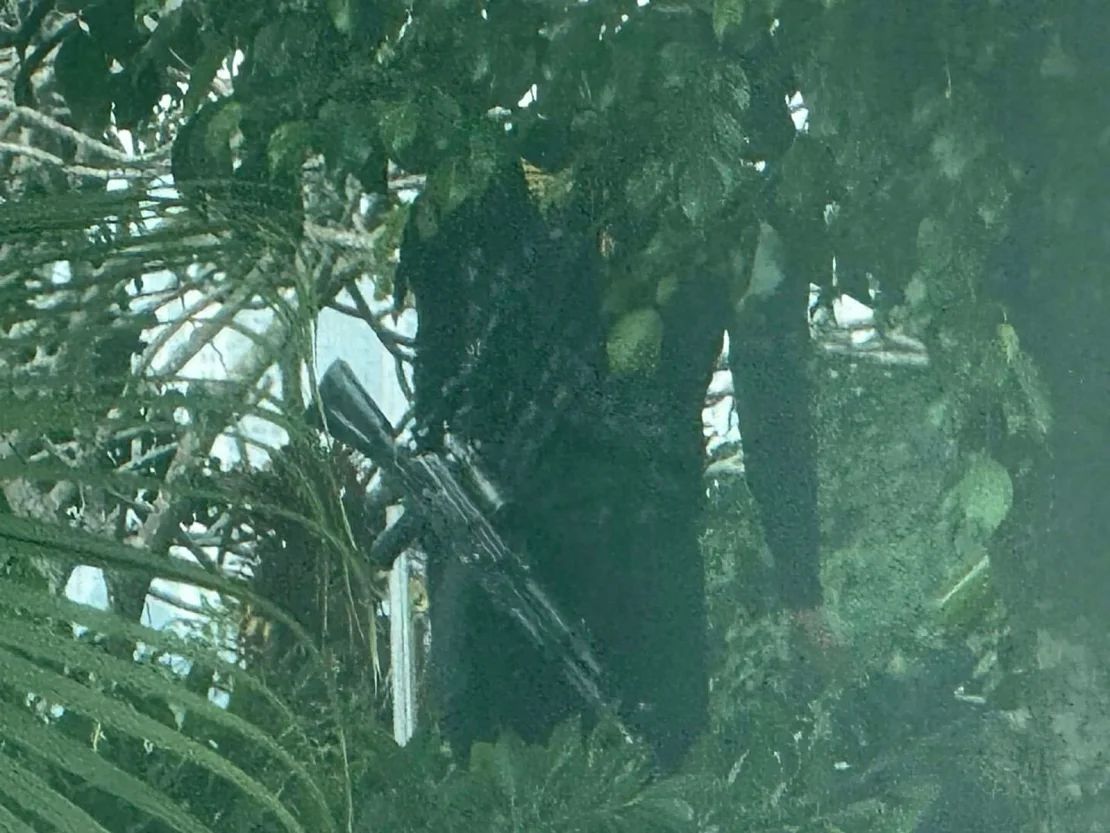 Un francotirador de las fuerzas de seguridad venezolanas vigilando la Embajada de Argentina. La foto fue publicada en X por Luis Almagro el 13 de diciembre de 2024