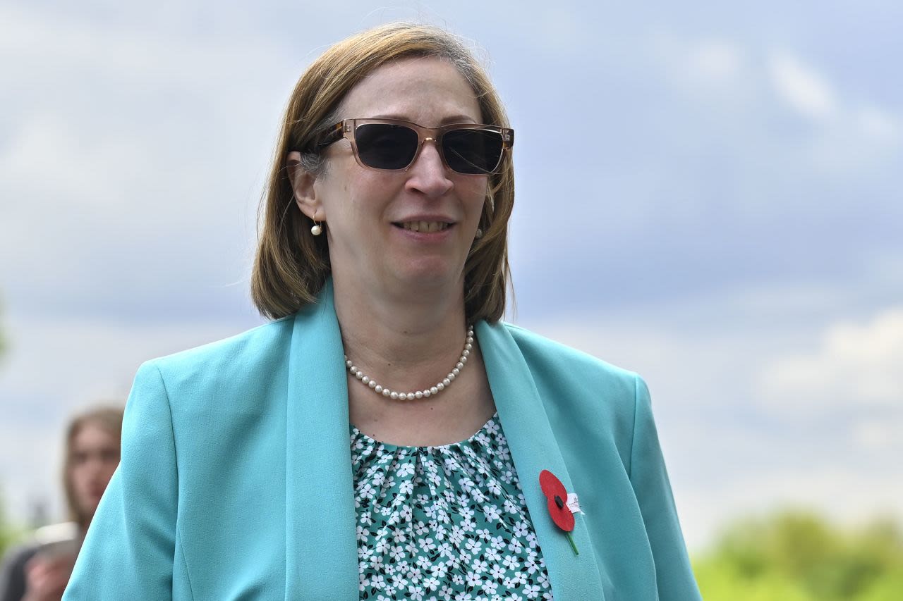 La entonces embajadora de Estados Unidos en Rusia, Lynne M. Tracy, asiste a una ceremonia de colocación de flores en la Tumba del Soldado Desconocido antes de las conmemoraciones del Día de la Victoria en Moscú el 25 de abril.