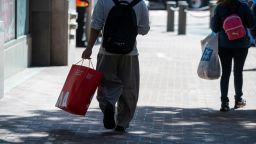 Dos tercios de los consumidores estadounidenses prevén un aumento del desempleo el próximo año, la cifra más alta desde 2009, según una encuesta publicada el viernes.