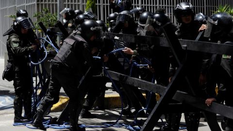 Agentes de la policía antidisturbios hacen guardia para bloquear el  a la Plaza Murillo durante la marcha "Comunal por la Vida" contra el Gobierno de Luis Arce y para denunciar la crisis económica en La Paz el 13 de enero de 2025.