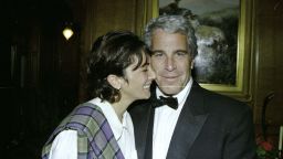 Esta imagen, sin fecha, obtenida el 8 de diciembre de 2021 del Tribunal de Distrito de los Estados Unidos para el Distrito Sur de Nueva York, muestra a la socialité británica Ghislaine Maxwell y al financiero estadounidense Jeffrey Epstein.
