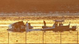 Los equipos de rescate buscan en el río Potomac este jueves después de que un avión se estrellara en el río cerca de la ciudad de Washington.