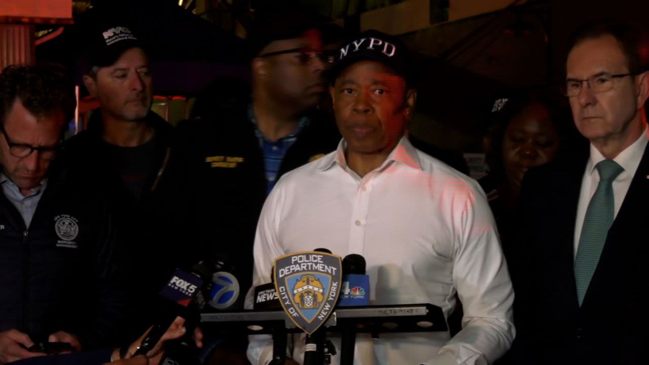 El alcalde de Nueva York, Eric Adams, habla en una conferencia de prensa, en esta captura de pantalla tomada de un video