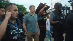 El fundador de Blackwater, Erik Prince, camina con  de la policía durante la operación anticrimen 'Apolo 13' el 5 de abril de 2025, en Guayaquil, Ecuador.