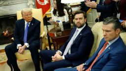 El presidente de EE.UU., Donald Trump, el vicepresidente J. D. Vance y el secretario de Defensa, Pete Hegseth, en una reunión en la Oficina Oval de la Casa Blanca el 7 de febrero en Washington.