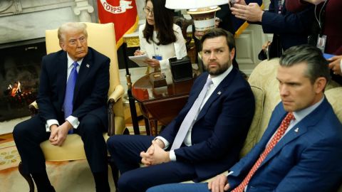 El presidente de EE.UU., Donald Trump, el vicepresidente J. D. Vance y el secretario de Defensa, Pete Hegseth, en una reunión en la Oficina Oval de la Casa Blanca el 7 de febrero en Washington.