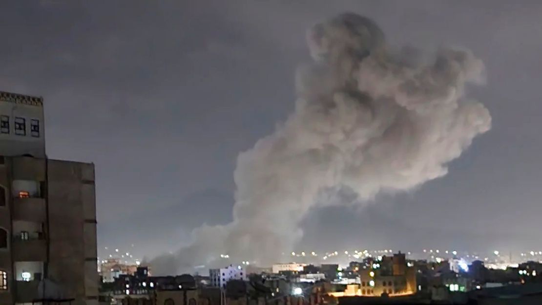 Se eleva humo desde un lugar presuntamente atacado por la aviación estadounidense en Sana, Yemen, el 15 de marzo.