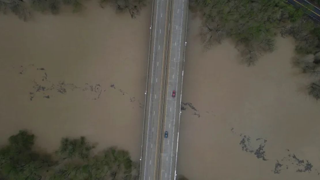Los escombros flotan por el río Kentucky en Frankfort, Kentucky, el sábado.