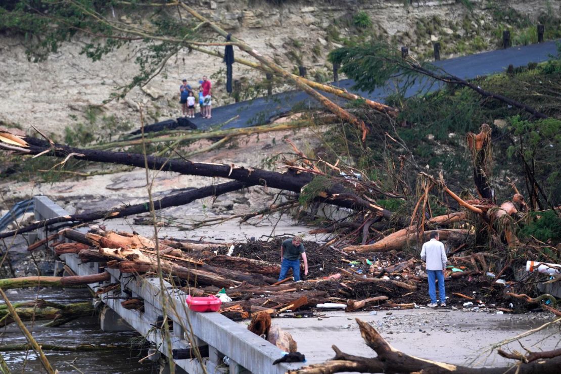 Enormes escombros empalan un puente sobre el río Guadalupe el sábado en Ingram, Texas.