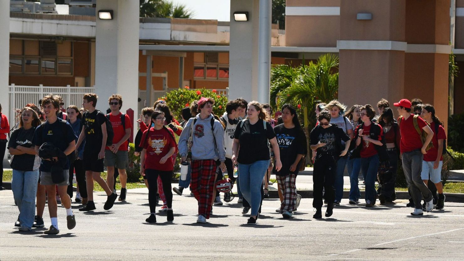 Los estudiantes de la escuela secundaria Satellite en Florida protestaron  porque el contrato de una maestra no fue renovado.