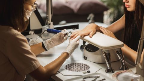 El TPO ayuda a que el esmalte de uñas en gel se fije bajo una luz ultravioleta.