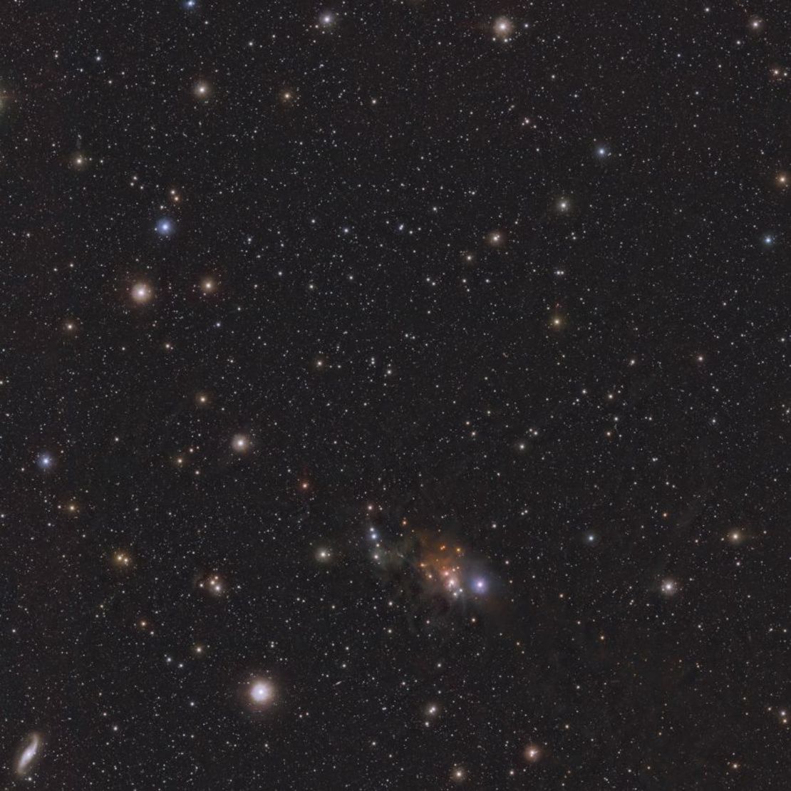 Una imagen infrarroja tomada con el Telescopio Visible e Infrarrojo para Astronomía muestra Cha 1107-7626, un punto ubicado en el centro.