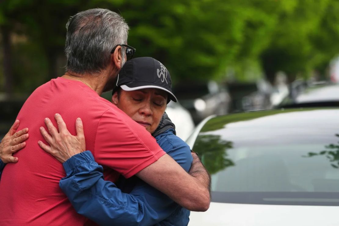 Esperanza Bermúdez, que vive al otro lado de la calle de la escena, recibe consuelo de su amiga Manjit Claire la mañana después de que un conductor matara a varias personas durante un festival comunitario filipino en Vancouver, Columbia Británica.