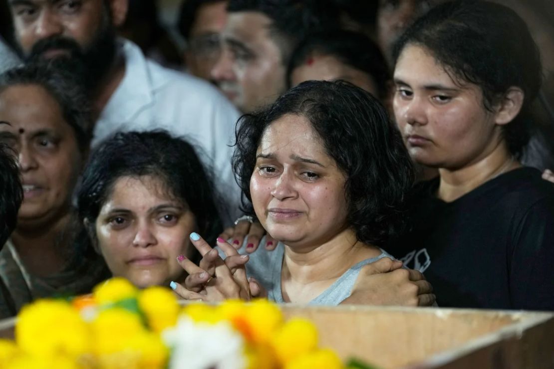 La esposa de Atul Mone, quien murió en el ataque de Pahalgam, llora mientras permanece junto al cuerpo de su esposo en Dombivali, cerca de Mumbai, India, el miércoles 23 de abril de 2025.