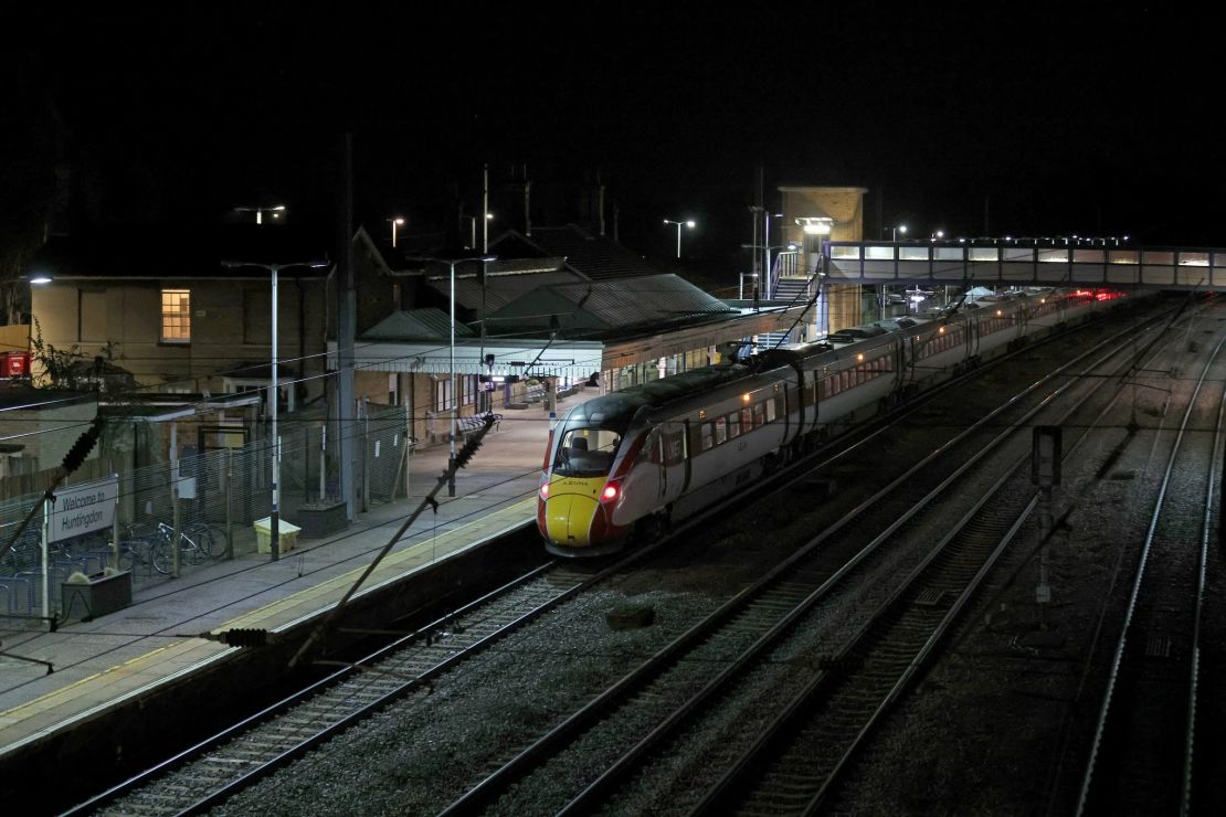 La estación de tren de Huntingdon, en Cambridgeshire, Inglaterra, donde varias personas fueron apuñaladas en un tren el sábado 1 de noviembre de 2025.