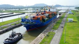 Un buque de carga y un remolcador navegan por las esclusas de Cocoli en el Canal de Panamá, en Panamá, el 12 de agosto de 2024.