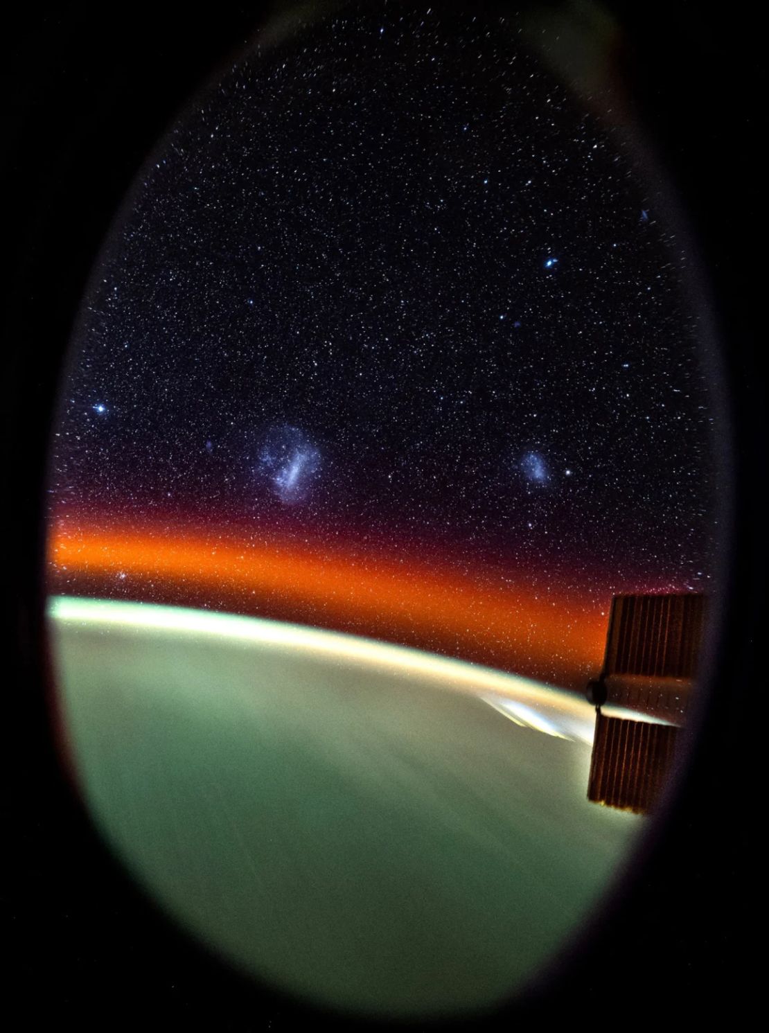 El espacio no solo les parece oscuro a los astronautas a bordo de la estación espacial. También pueden ver estrellas, dijo Pettit.