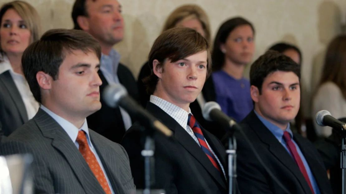 David Evans, Collin Finnerty y Reade Seligmann en una conferencia de prensa después de que se retiraran los cargos en su contra en 2007.