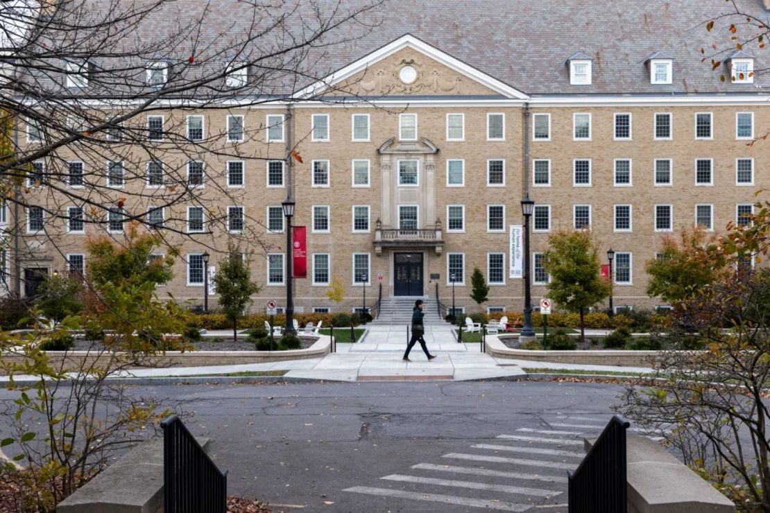 Un hombre camina por el campus de la Universidad de Cornell el 3 de noviembre de 2023 en Ithaca, Nueva York.