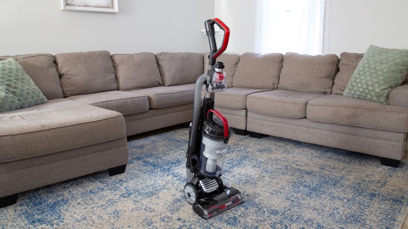 Bagless upright deals vacuum