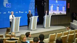 La presidenta de la Comisión Europea, Ursula von der Leyen, y el presidente del Consejo Europeo, Antonio Costa, ofrecen una conferencia de prensa conjunta tras una reunión especial del Consejo Europeo en Bruselas, Bélgica, el 6 de marzo de 2025.