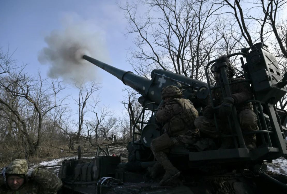 Militares ucranianos de la 43.ª Brigada de Artillería disparan un cañón autopropulsado 2S7 Pion contra posiciones rusas en la línea del frente en la región de Donetsk, el 22 de febrero de 2025, en medio de la invasión rusa de Ucrania.