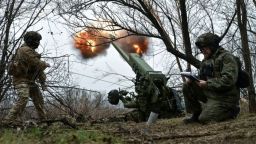 Militares disparan un obús hacia las tropas rusas en la región de Zaporizhzhia en Ucrania el 11 de enero.
