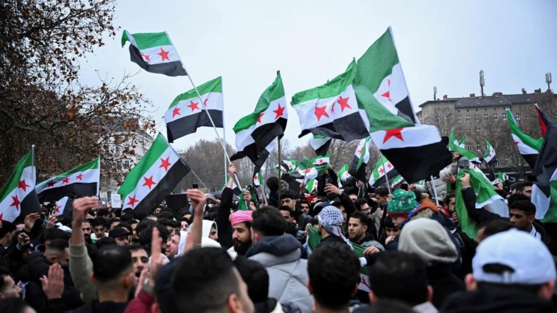 Una reunión en la plaza Oranienplatz de Berlín el domingo. Alemania ha acogido a más de un millón de refugiados sirios, pero el debate político se ha centrado rápidamente en si los regresarán a su país.