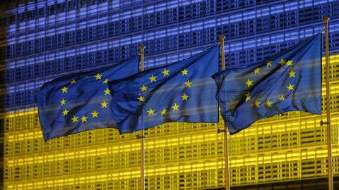 La Unión Europea ya está utilizando los intereses de los fondos congelados para respaldar préstamos multimillonarios a Ucrania mientras el país lucha por defenderse de la invasión rusa.