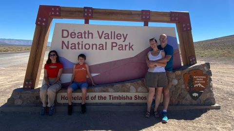 David Pereira, a la derecha, y su familia visitaron el Parque Nacional del Valle de la Muerte durante un viaje anterior a Estados Unidos. Recientemente canceló sus planes de visitar el Parque Nacional de Yellowstone.