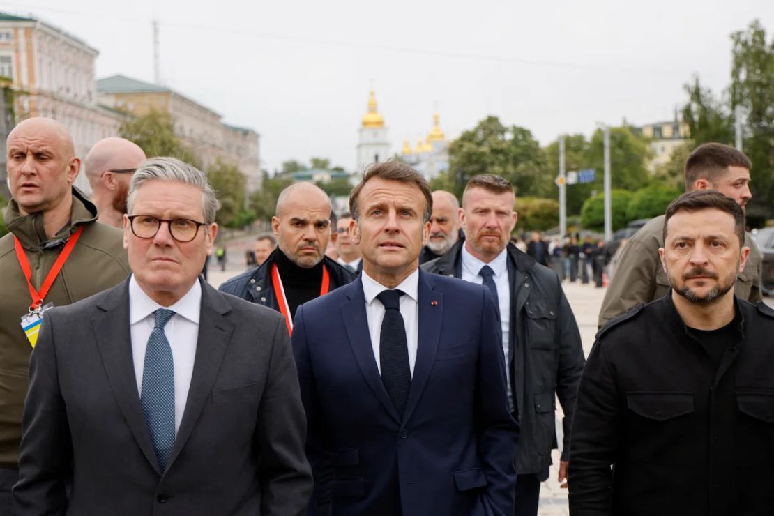 Keir Starmer, Emmanuel Macron y Volodymyr Zelensky, dan un paseo después de visitar la Catedral de Santa Sofía, en Kyiv, el 10 de mayo de 2025.