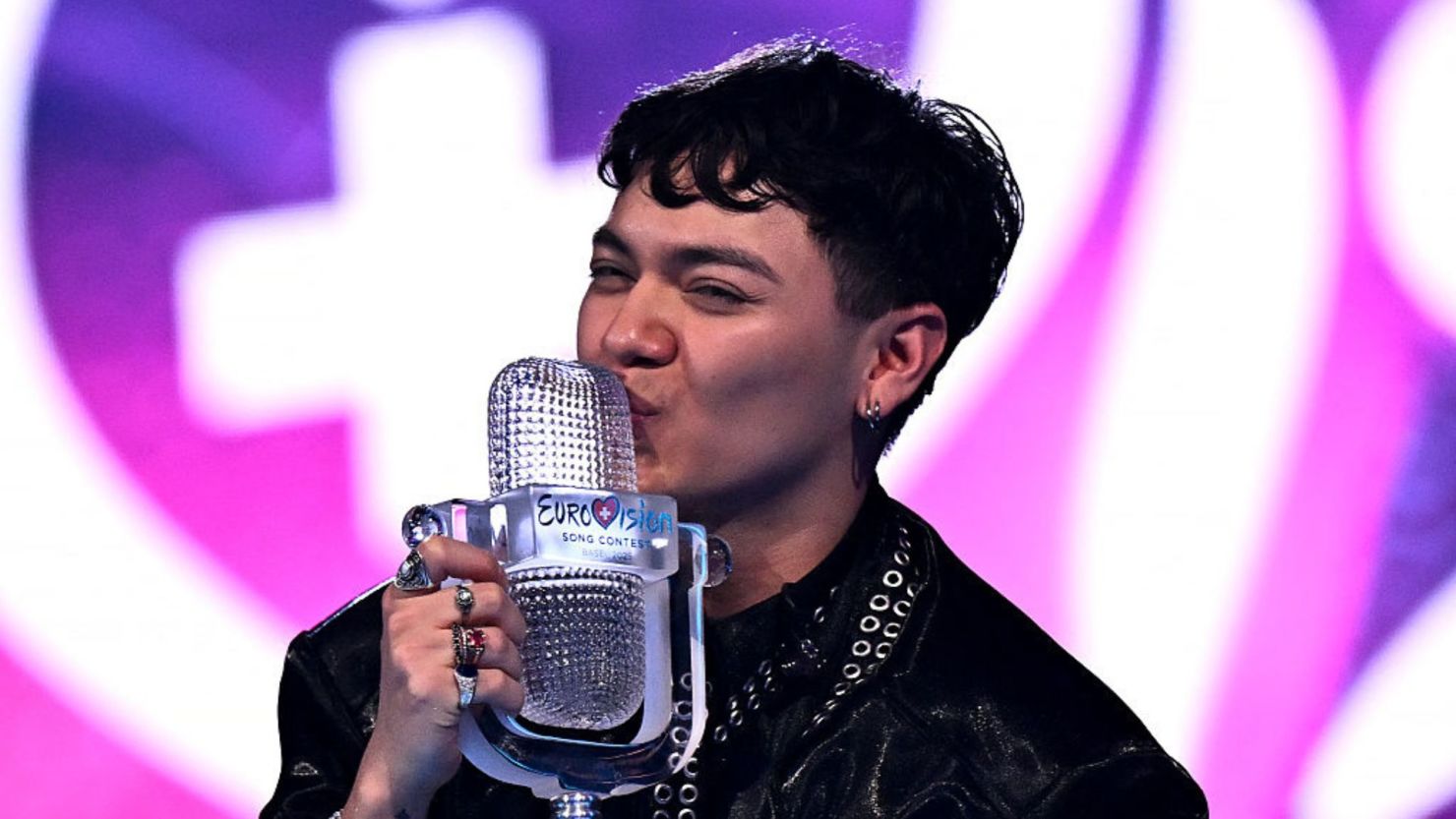 El cantante austriaco Johannes Pietsch, conocido como JJ, quien representó a Austria con la canción "Wasted Love", celebra con el trofeo del Festival de la Canción de Eurovisión 2025 tras ganar la gran final en el estadio St. Jakobshalle de Basilea el 18 de mayo de 2025.
