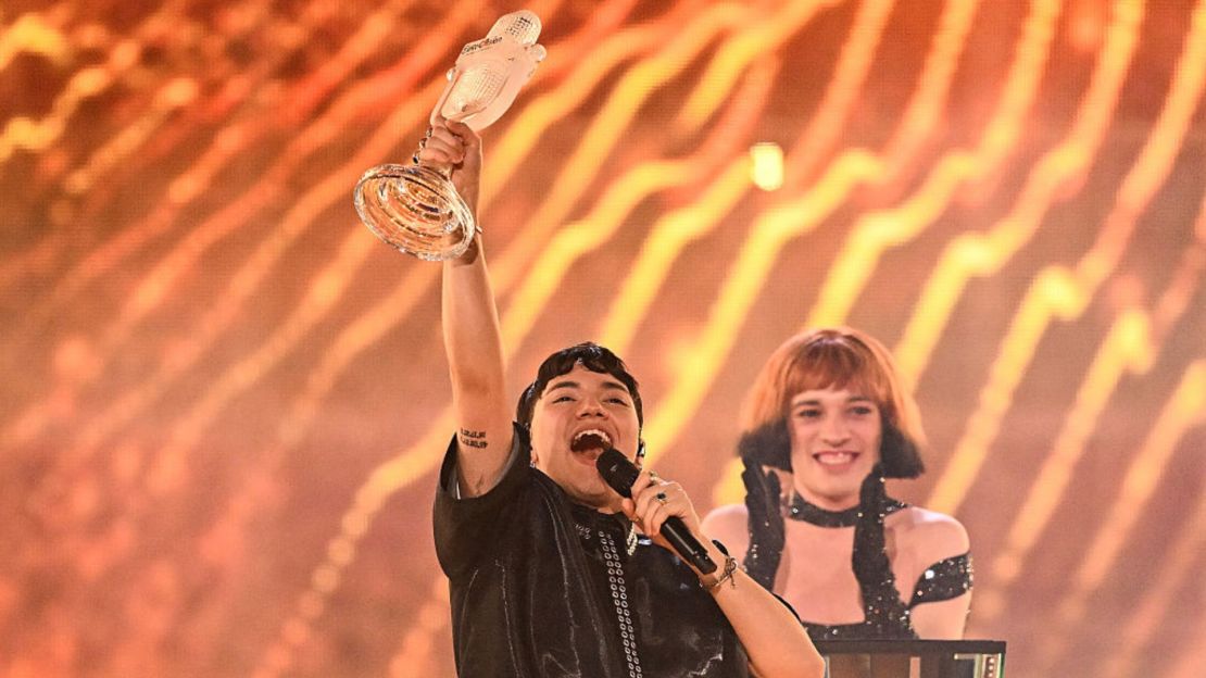 El cantante austriaco Johannes Pietsch, conocido como JJ, quien representó a Austria con la canción "Wasted Love", celebra con el trofeo del Festival de la Canción de Eurovisión 2025 tras ganar la gran final en el estadio St. Jakobshalle de Basilea el 18 de mayo de 2025.