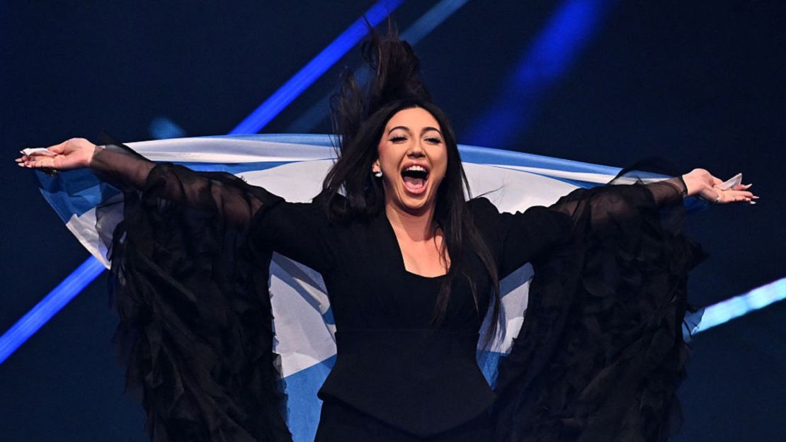 La cantante israelí Yuval Raphael, representando a Israel con la canción "New Day Will Rise", desfila durante la ceremonia de la bandera antes de la gran final del Festival de la Canción de Eurovisión 2025, en el estadio St. Jakobshalle de Basilea el 17 de mayo de 2025.