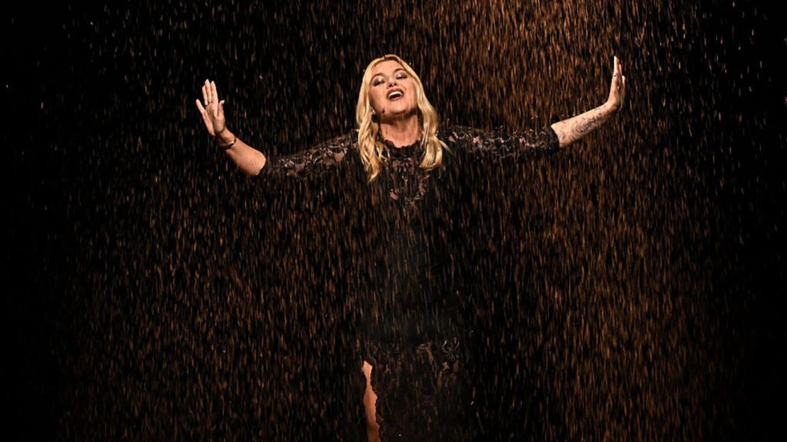 La cantante sa Louane Emera, conocida como Louane, representa a Francia con la canción "Maman", durante la gran final del Festival de la Canción de Eurovisión 2025, en el estadio St. Jakobshalle de Basilea el 17 de mayo de 2025.