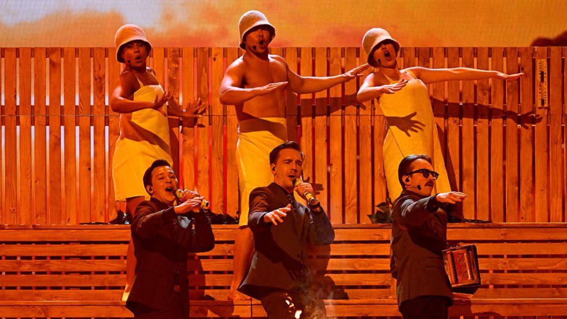 El grupo finlandés Kaj, representante de Suecia, interpreta la canción "Bara Bada Bastu" durante la gran final del Festival de la Canción de Eurovisión 2025, en el estadio St. Jakobshalle de Basilea el 17 de mayo de 2025.