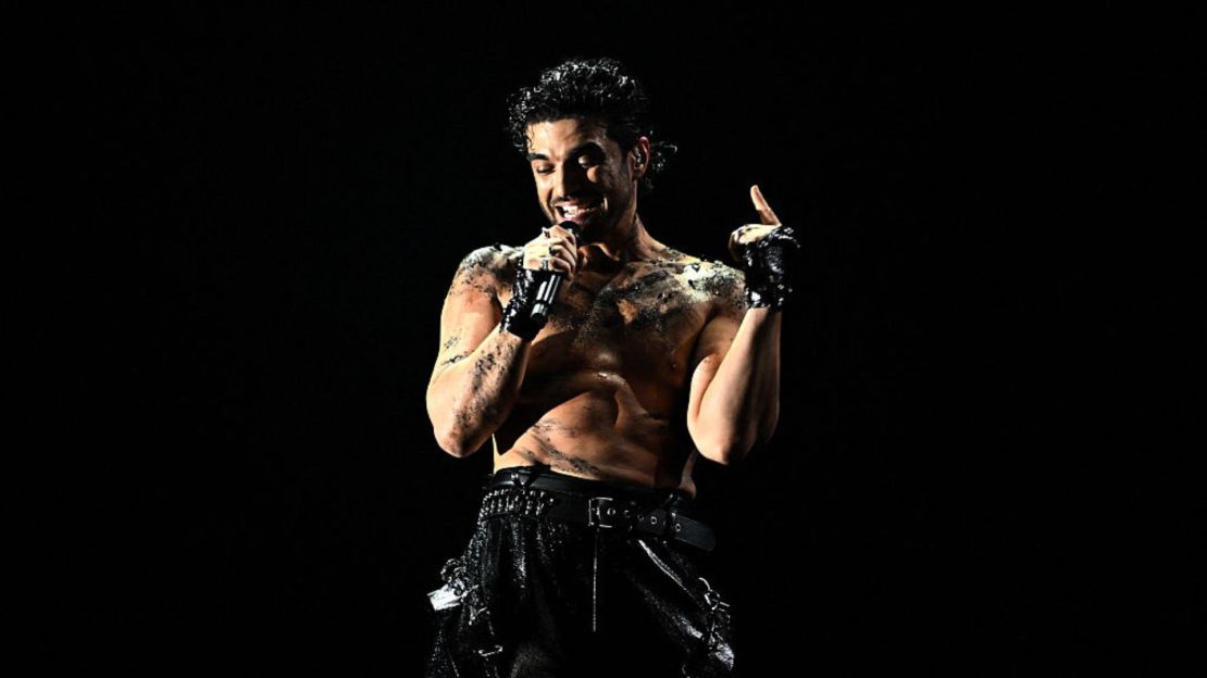 El cantante armenio Parg, representando a Armenia con la canción "Survivor", se presenta durante la gran final del Festival de la Canción de Eurovisión 2025, en el estadio St. Jakobshalle de Basilea, el 17 de mayo de 2025.