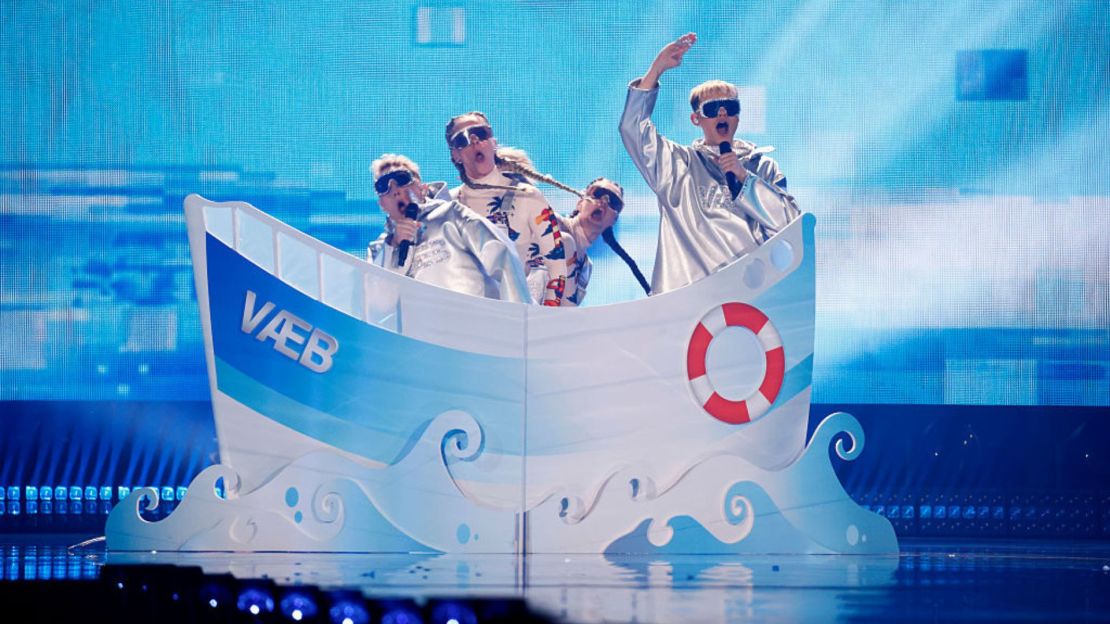VÆB, representante de Islandia, actúa en el escenario durante la Gran Final de la Ceremonia de Apertura del 69.º Festival de la Canción de Eurovisión en la St. Jakobshalle el 17 de mayo de 2025 en Basilea, Suiza.