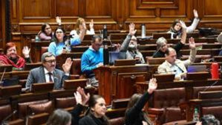 Diputados reaccionan durante una sesión en la Cámara Baja este martes, en Montevideo (Uruguay). La Cámara de Representantes de Uruguay comenzó a debatir el proyecto de ley 'Muerte digna', que tiene por objeto legalizar la eutanasia en el país.