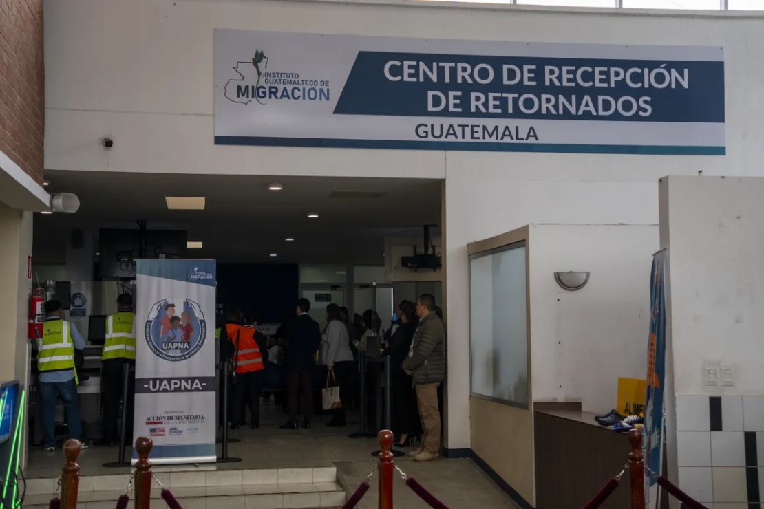 Decenas de deportados de EE.UU. son conducidos a un centro de recepción donde primero son recibidos por la vicepresidenta guatemalteca Karin Herrera y otros funcionarios en Ciudad de Guatemala.