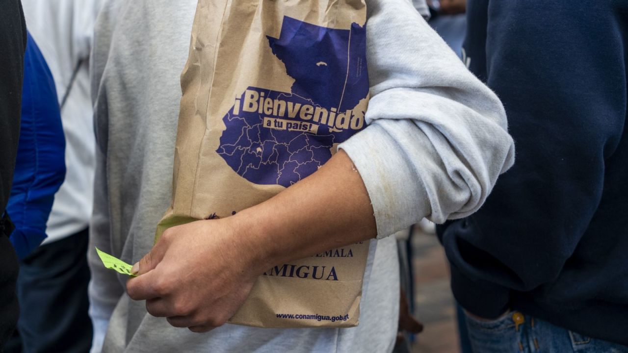 Migrantes deportados de Estados Unidos son recibidos con galletas y café en un centro de acogida de Ciudad de Guatemala.