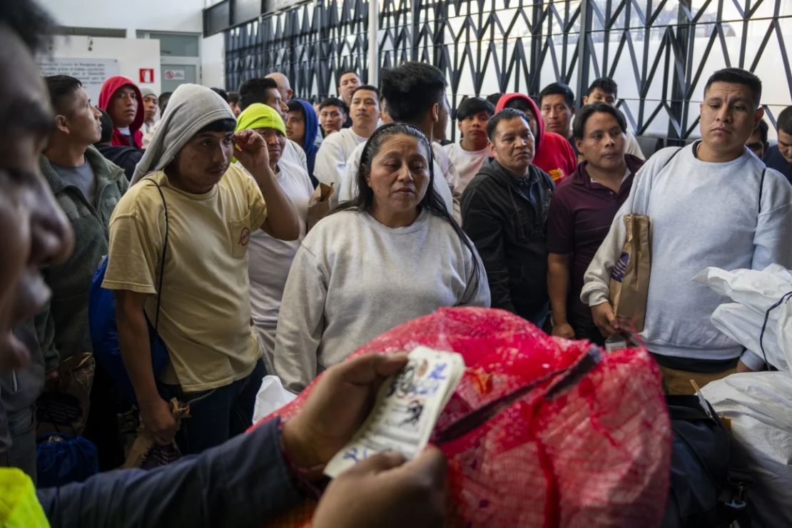 Sara Tot-Botoz dijo que lo primero que pensó tras ser procesada de vuelta a Guatemala fue en cambiarse su sudadera gris por sus ropas indígenas.
