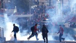 Seguidores del expresidente Evo Morales huyen de los gases lacrimógenos lanzados por la Policía.